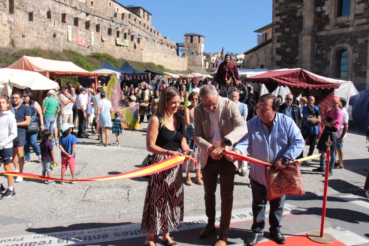 Inaugurado el Mercado medieval de Ponferrada en el entorno de la Calle Gil y Carrasco y Avda del Castillo 4