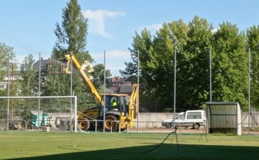 El campo de fútbol de Flores del Sil se pone a punto con trabajos de limpieza y conservación 8