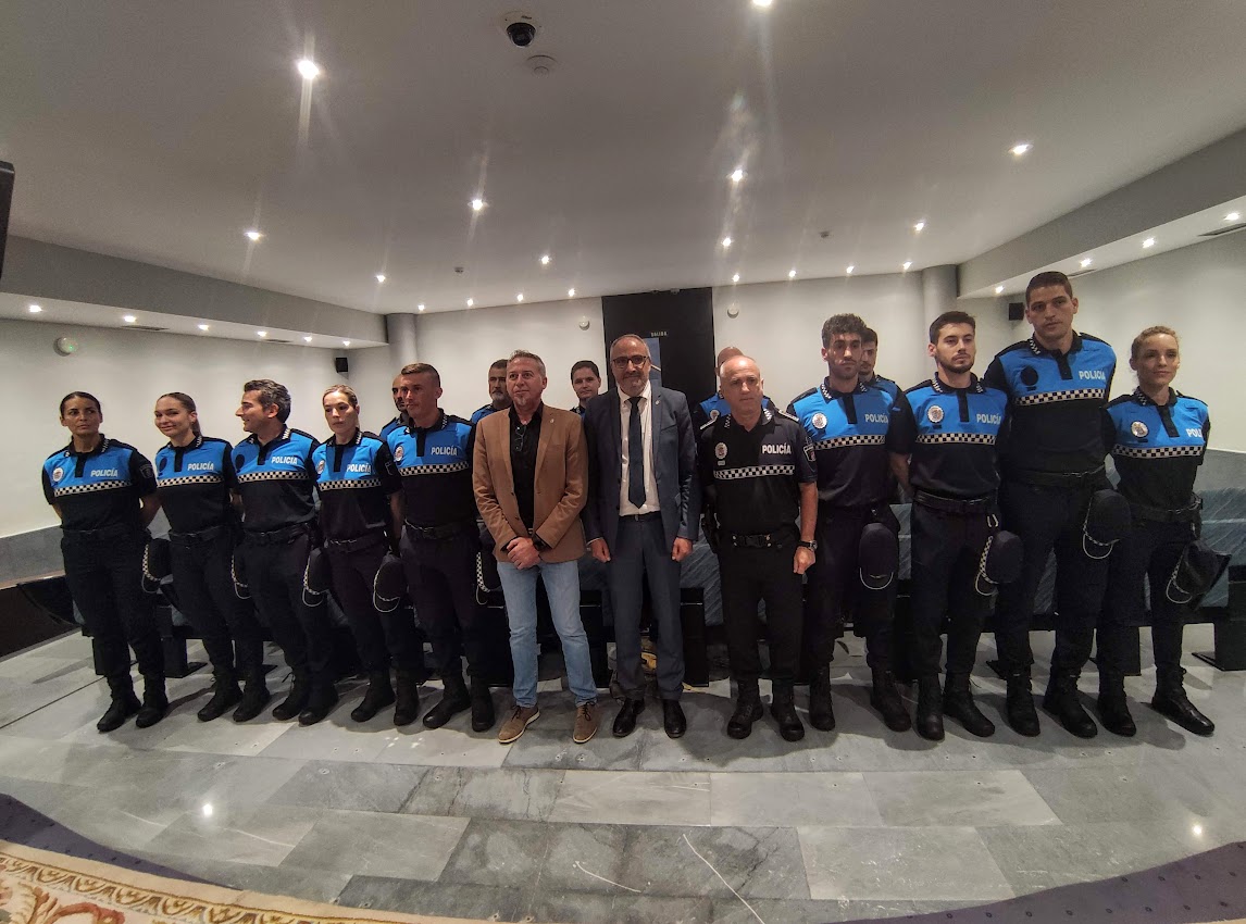 Ponferrada recibe a los 16 nuevos policías municipales que se incorporan al servicio desde hoy 1