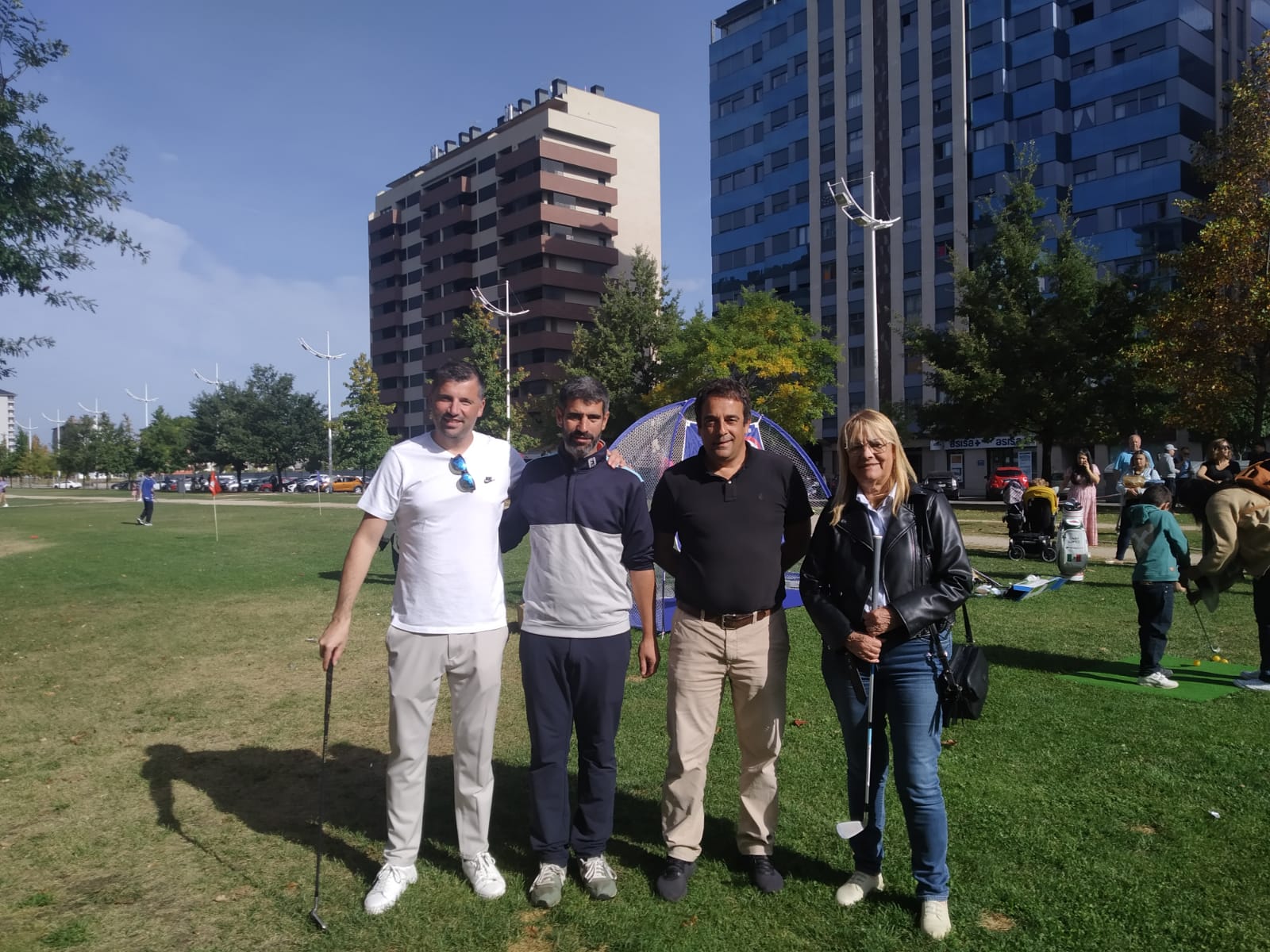 El bulevar del Barrio de La Rosaleda, se convierte durante un día en un campo de golf 2