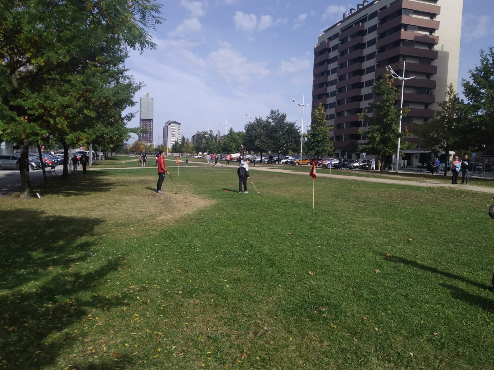 El bulevar del Barrio de La Rosaleda, se convierte durante un día en un campo de golf 3