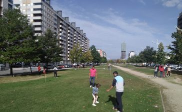 El bulevar del Barrio de La Rosaleda, se convierte durante un día en un campo de golf 3