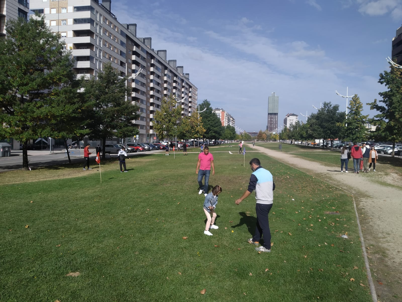 El bulevar del Barrio de La Rosaleda, se convierte durante un día en un campo de golf 1