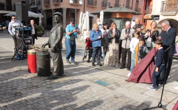 La figura de 'Pepe el barquillero' ya tiene placa identificativa que sitúa a los visitantes sobre su figura 2