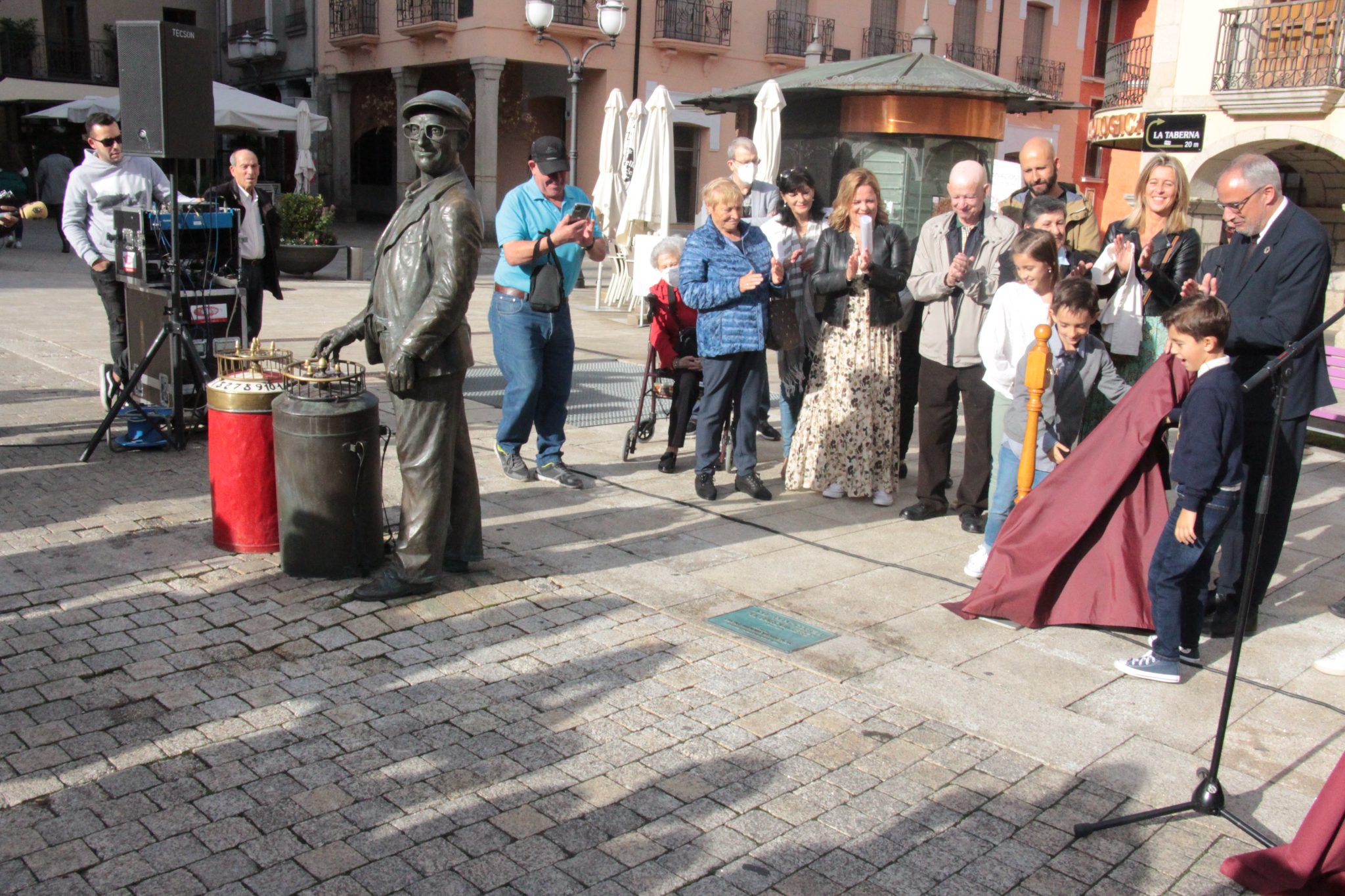 La figura de 'Pepe el barquillero' ya tiene placa identificativa que sitúa a los visitantes sobre su figura 1