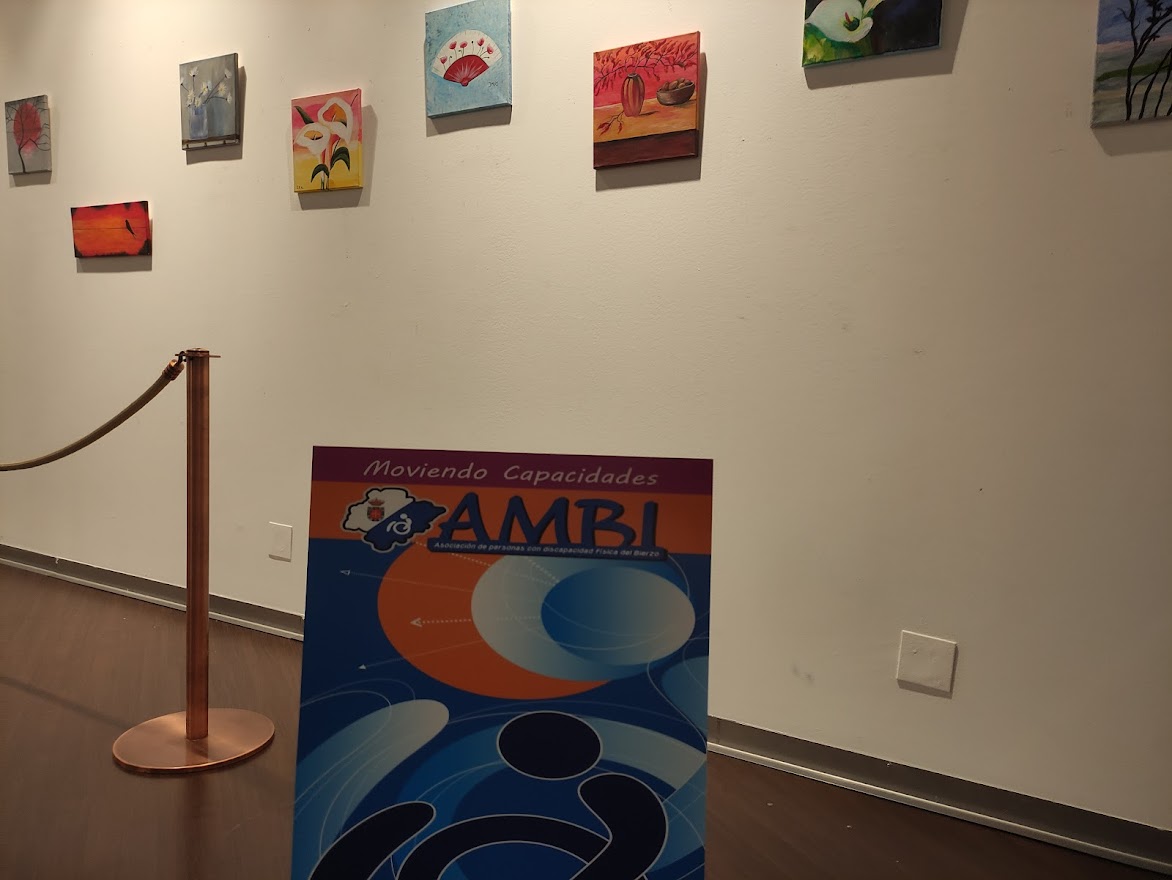AMBI muestra el trabajo artístico de 20 autores con discapacidad en una exposición que se puede visitar en El Rosal 2