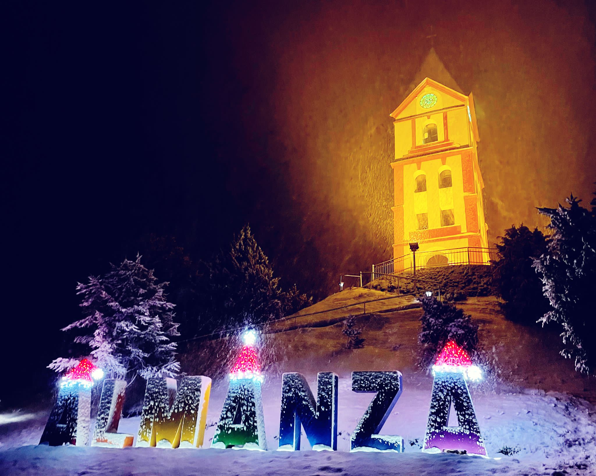 Un año más la localidad de Almanza enciende su Navidad con más de 50.000 luces 1