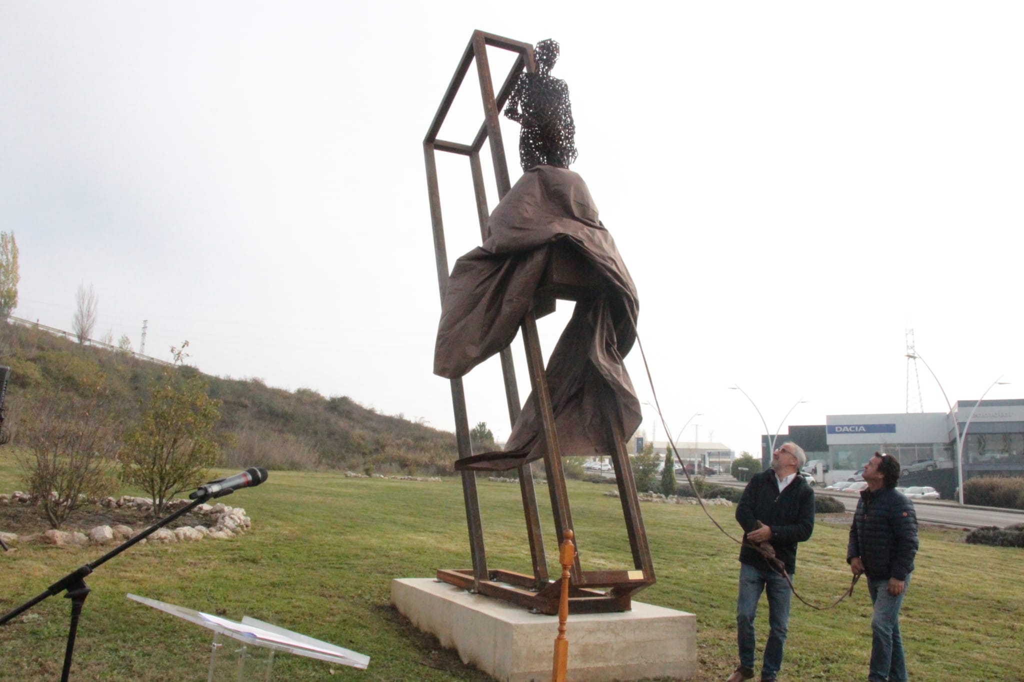 Los asesinados por el régimen franquista son recordados en el Montearenas con una escultura de Amancio González 5