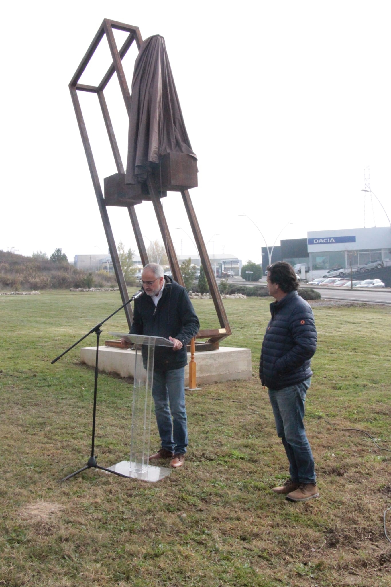 Los asesinados por el régimen franquista son recordados en el Montearenas con una escultura de Amancio González 4