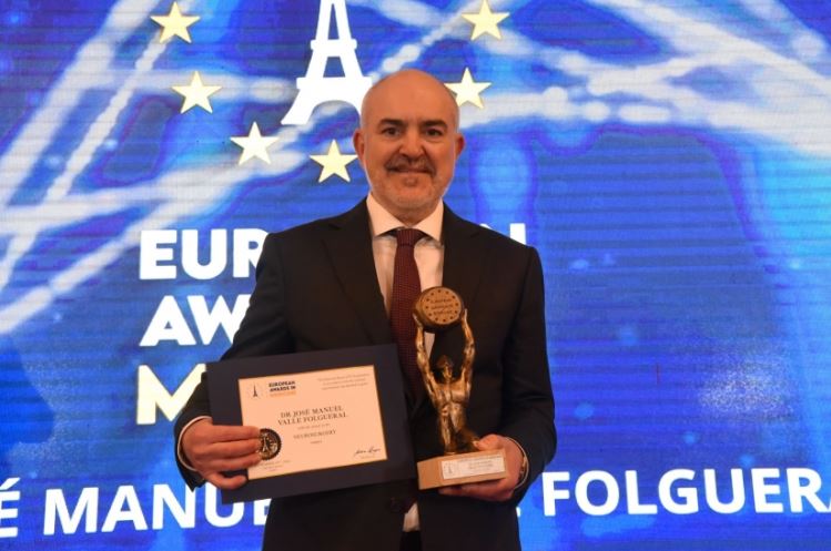 El neurocirujano berciano José Manuel Valle Folgueral recibe en París el premio European Awards in Medicine 2022 1
