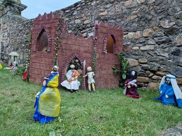 San Miguel de las Dueñas instala un año más su nacimiento hecho con materiales reciclados 2