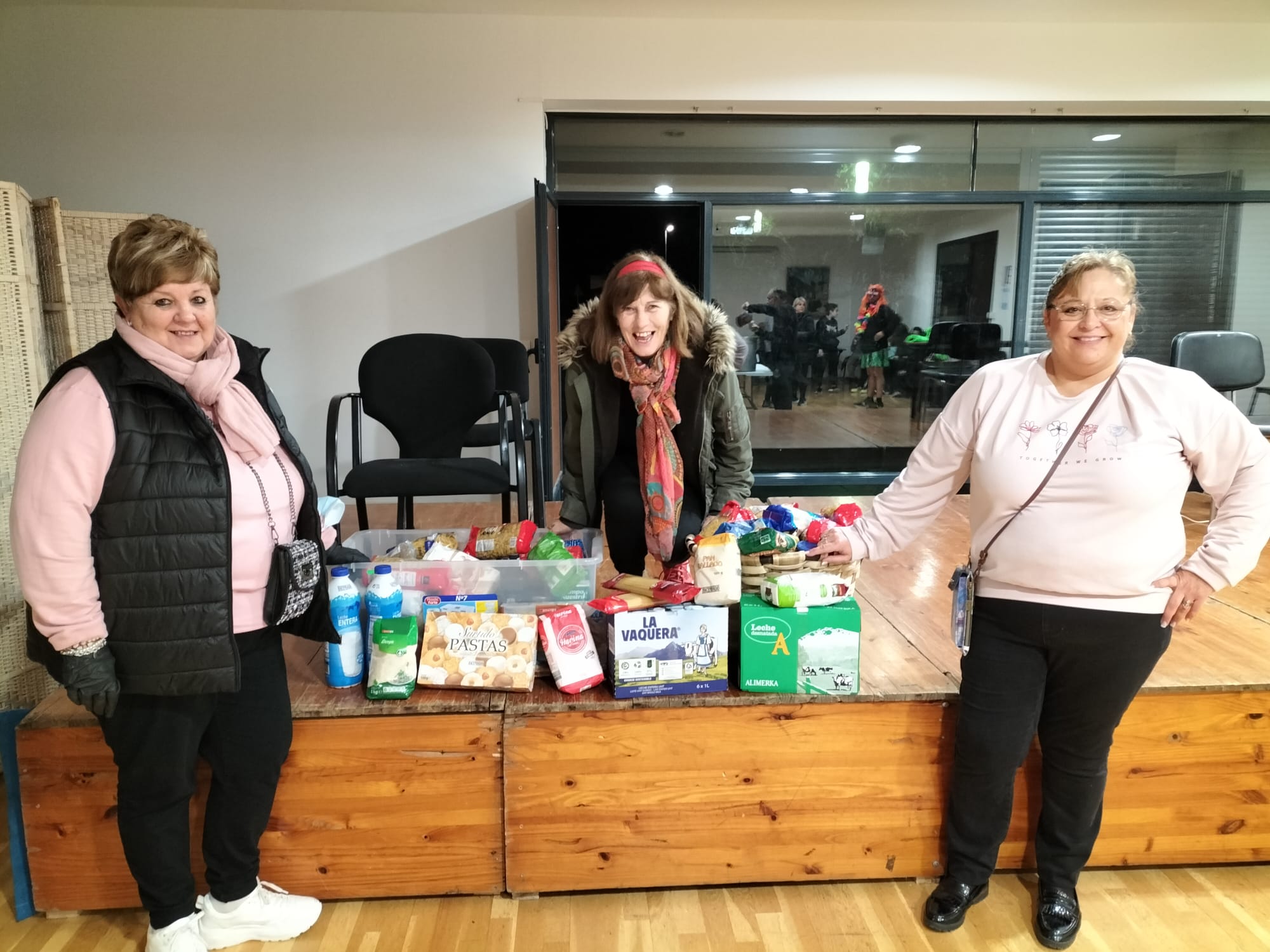 Los participante en la San Silvestre de Carracedelo aportaron sus donaciones para Caritas Villadepalos 1