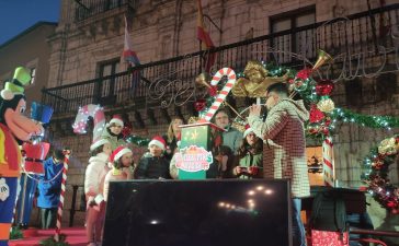 Los niños encienden la Navidad ponferradina en un acto que llenó la plaza del Ayuntamiento 1