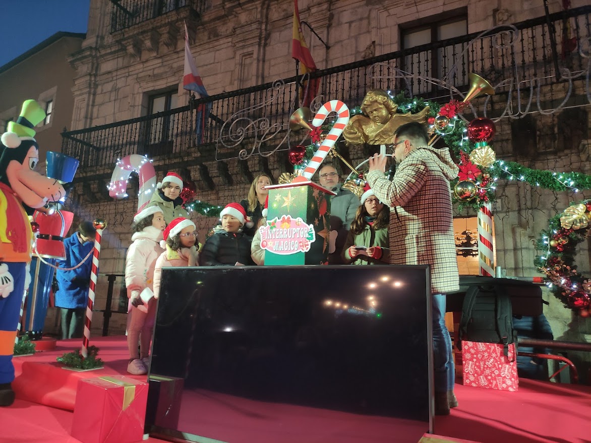 Los niños encienden la Navidad ponferradina en un acto que llenó la plaza del Ayuntamiento 1