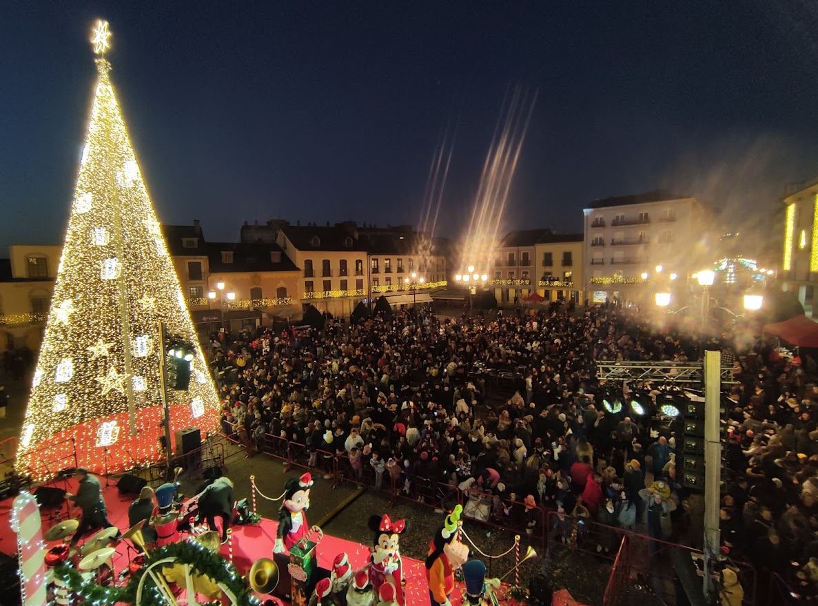 Los niños encienden la Navidad ponferradina en un acto que llenó la plaza del Ayuntamiento 2
