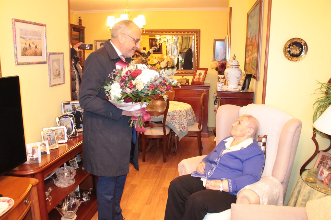 La ponferradina Cristina Canelas cumple 102 años y recibe un reconocimiento del alcalde de la ciudad 2