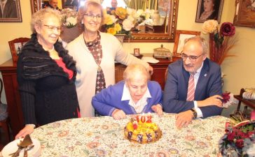 La ponferradina Cristina Canelas cumple 102 años y recibe un reconocimiento del alcalde de la ciudad 9