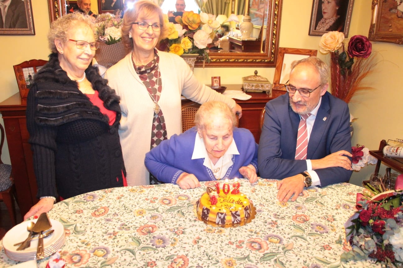 La ponferradina Cristina Canelas cumple 102 años y recibe un reconocimiento del alcalde de la ciudad 1