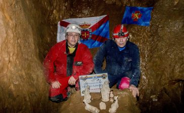 El grupo Espeleo-Martel de la OJE, coloca un año más el Belén subterráneo en la Cueva del Despeñadero de Villavieja 5