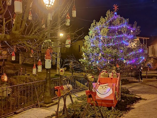 Villanueva de Valdueza decora de Navidad sus calles con ingenio y la participación de los vecinos 1