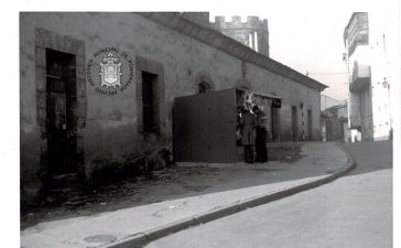 La Casa de la Cultura de Ponferrada rescata fotografías de las casas que rodeaban el Castillo templario 2