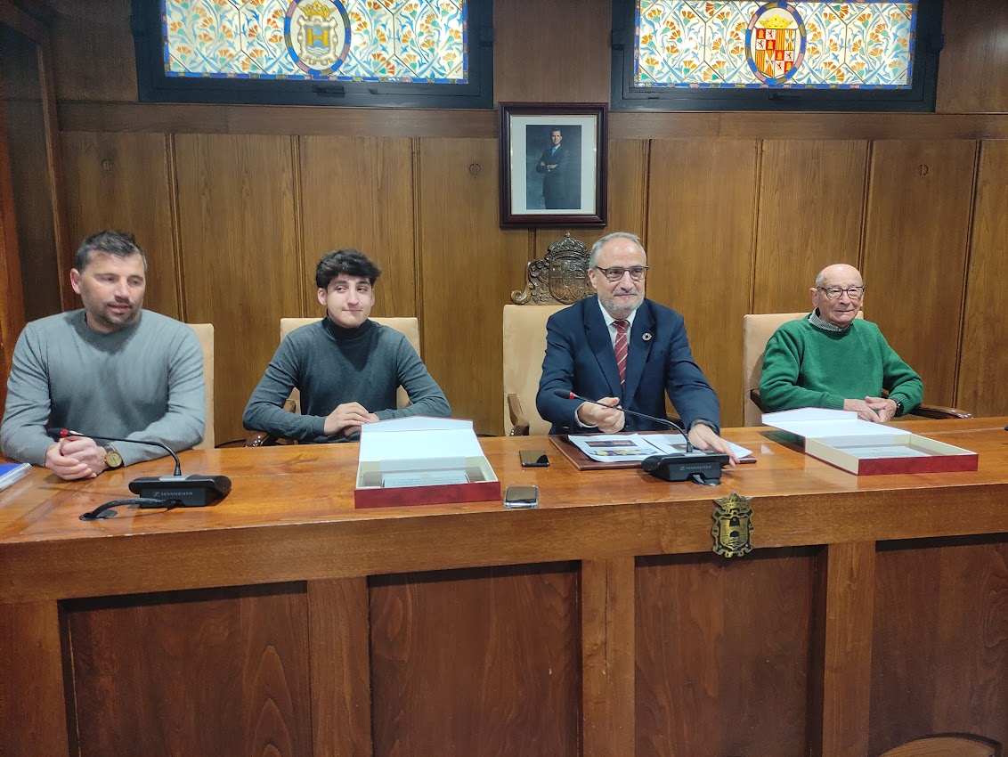 Eloy Hoyos 'Rueda' y el joven ajedrecista Damián Lorenzo reciben el reconocimiento del Ayuntamiento por su labor en los deportes 1