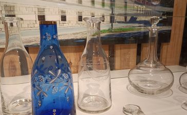 Una visita comentada pone el broche final a la exposición sobre la historia y la artesanía del vidrio en el Museo de la Energía 2