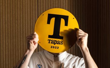 Nuevo reconocimiento en la puerta del Restaurante Muna la T de Oro de Tapas Magazine 10