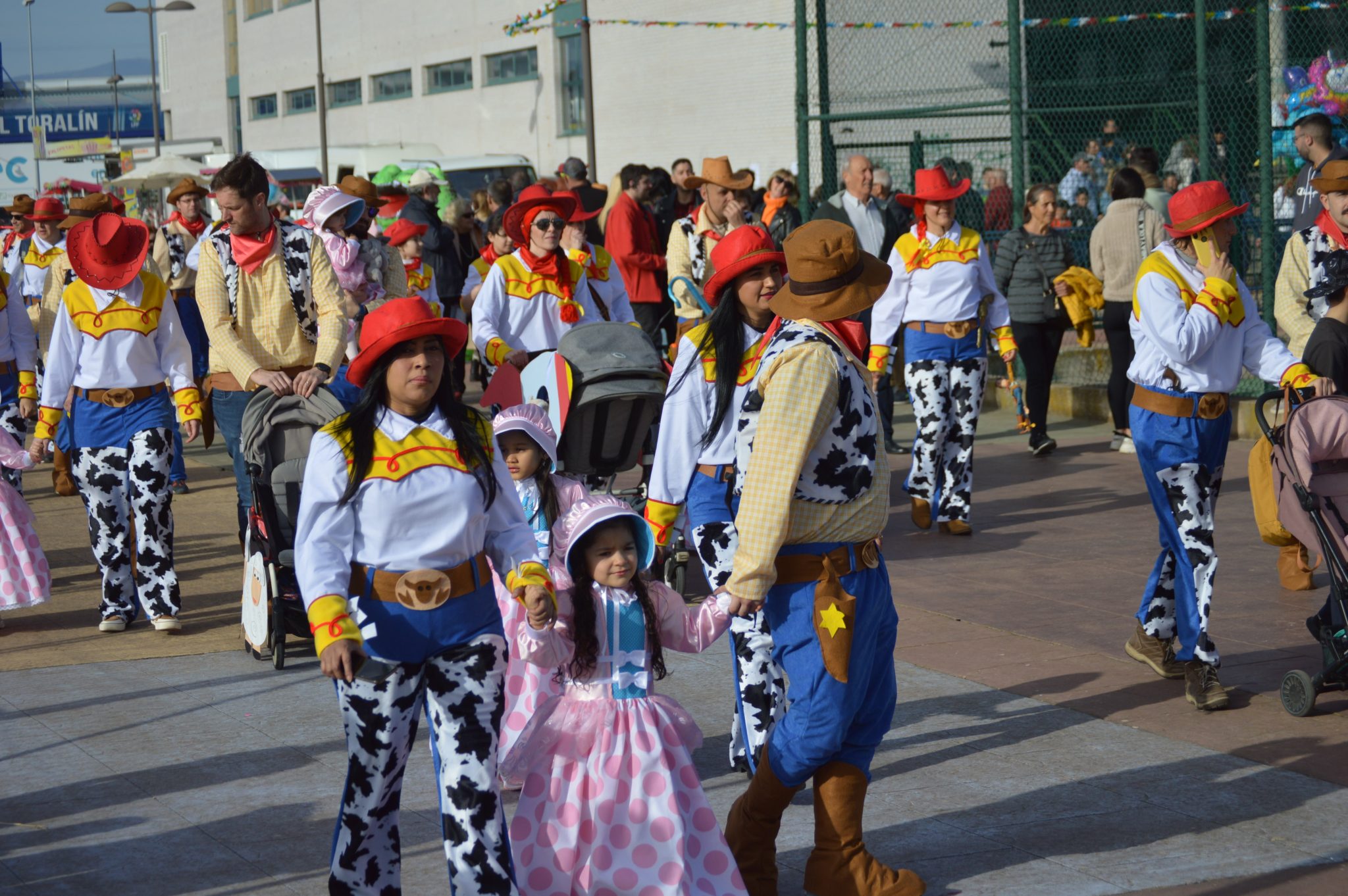 Carnaval Infantil de Ponferrada 2023. Las AMPAS de los colegios de la ciudad llenan de color y alegría las calles 8
