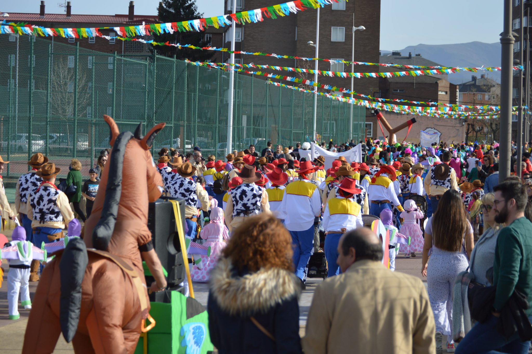 Carnaval Infantil de Ponferrada 2023. Las AMPAS de los colegios de la ciudad llenan de color y alegría las calles 3