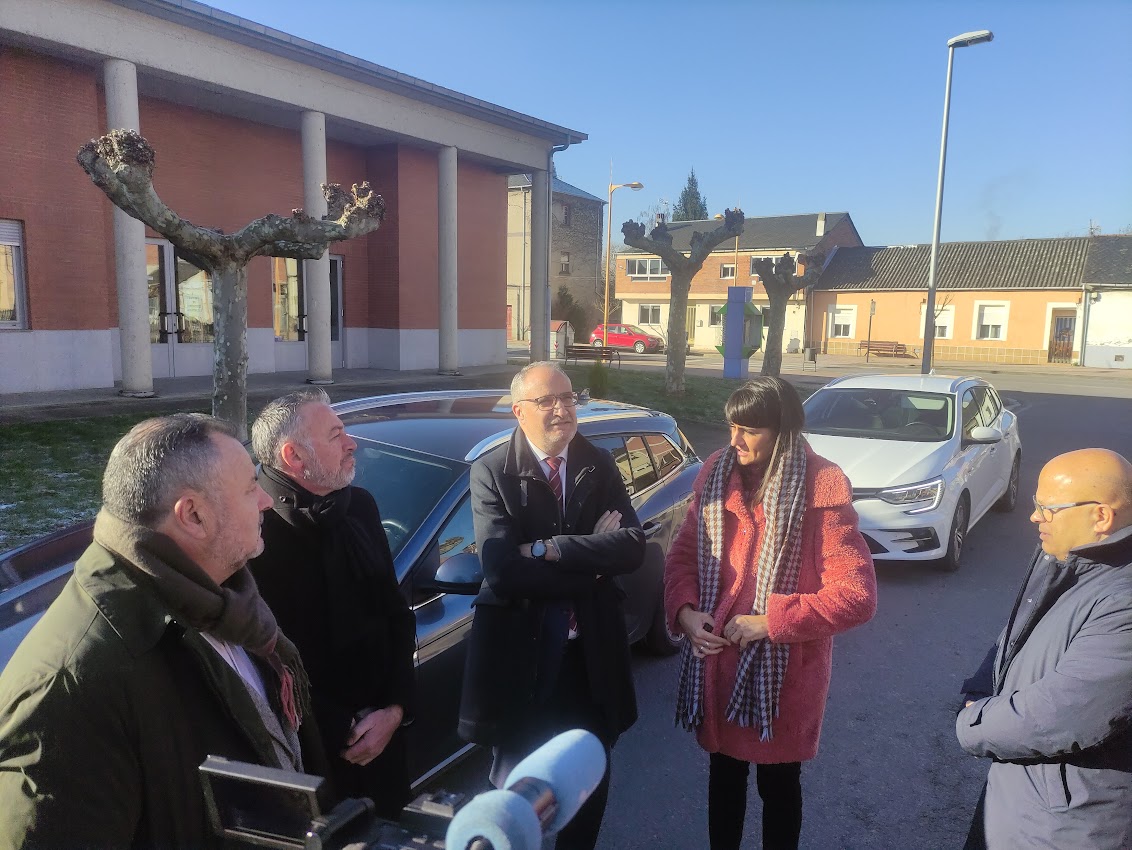 La secretaria de Estado de Telecomunicaciones e Infraestructuras Digitales del Gobierno, visita el barrio ponferradino de Fuentesnuevas para conocer el despliegue de la banda ancha ultrarápida 1