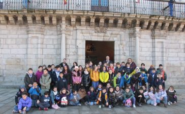 El Salón de Plenos del Ayuntamiento de Ponferrada recibe la visita de niños del Colegio Público San Antonio 1