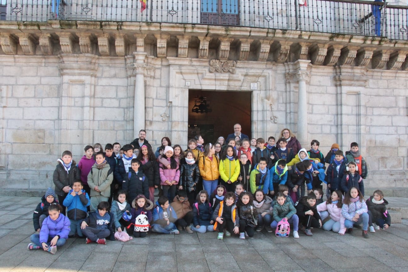 El Salón de Plenos del Ayuntamiento de Ponferrada recibe la visita de niños del Colegio Público San Antonio 1