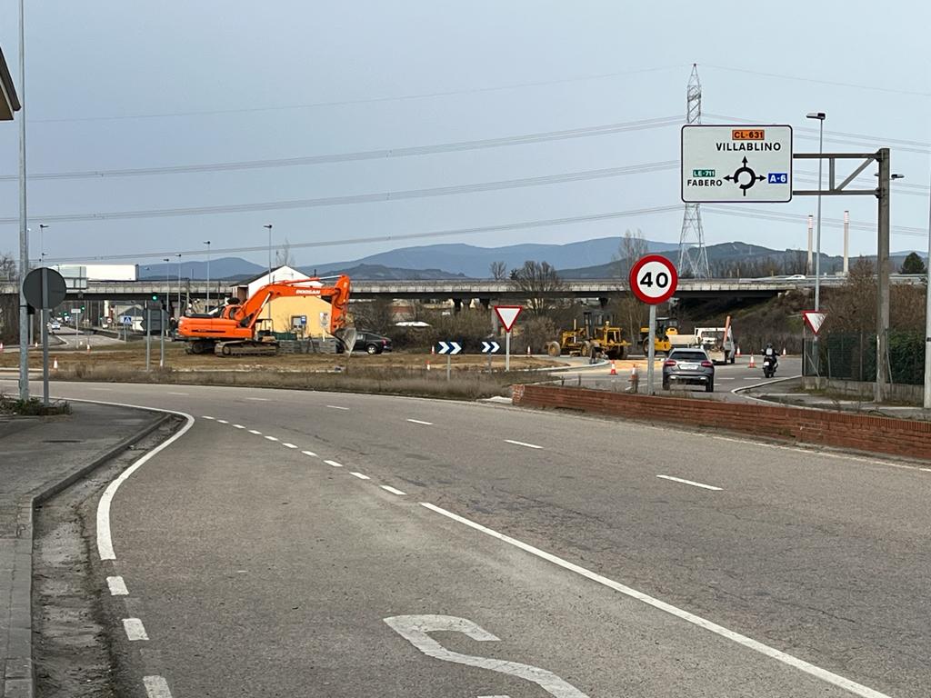 La Junta invierte 86.000 euros en la adaptación de la rotonda de conexión entre la carretera CL-631 y el acceso a la A-6 en Ponferrada para facilitar el paso de transportes especiales 1