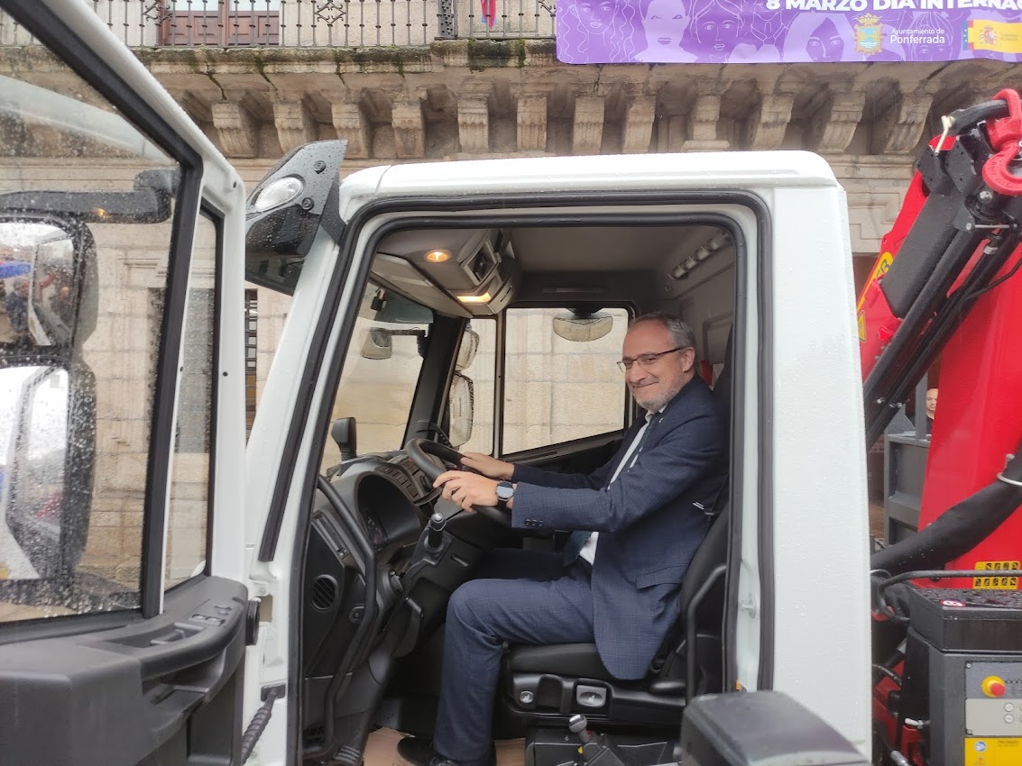 La brigada de obras de Ponferrada estrena nuevo camión con grúa que jubila al anterior con más de 30 años 1