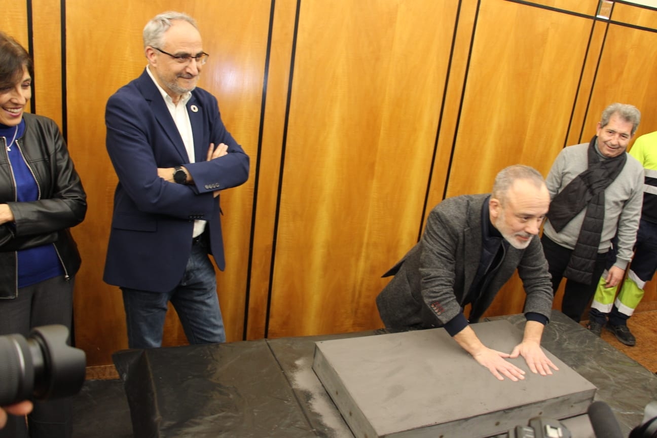 Javier Gutiérrez deja sus huellas en el 'paseo de la fama' de la acera del Teatro Bergidum 1