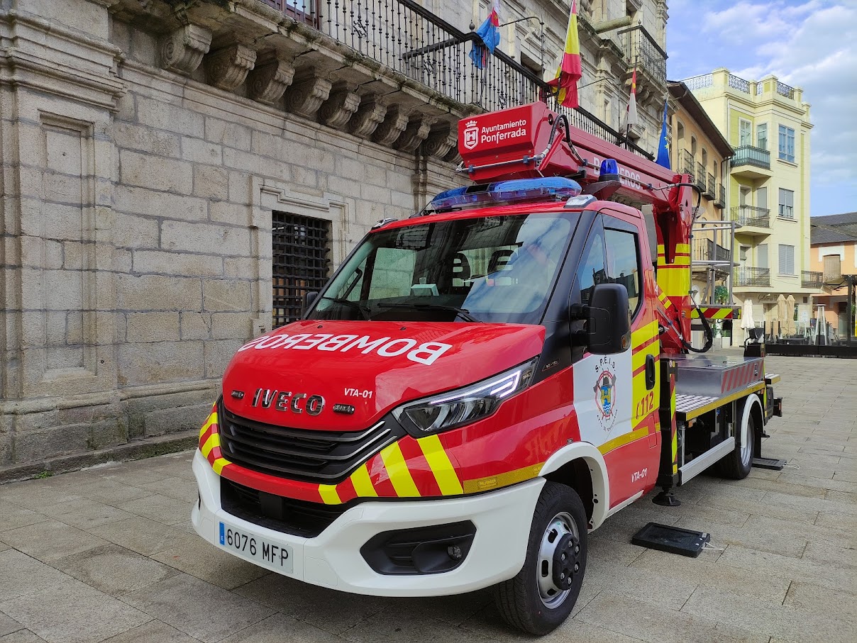 Presentado un nuevo camión de Bomberos con cesta que permitirá trabajar en calles estrechas 1