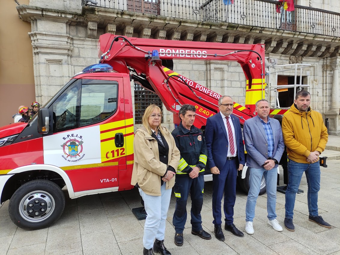 Presentado un nuevo camión de Bomberos con cesta que permitirá trabajar en calles estrechas 2