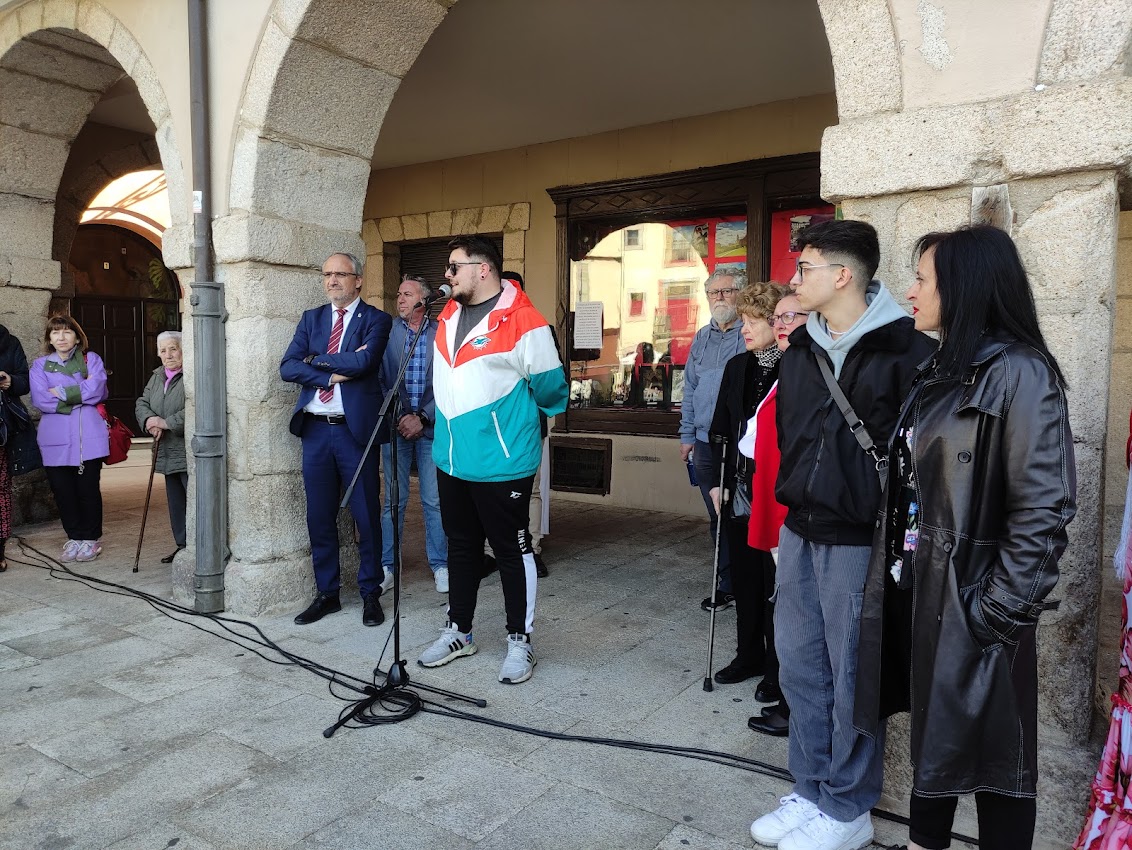 Emiliano Ruberte recibe un cálido homenaje de los vecinos del casco antiguo de Ponferrada 2