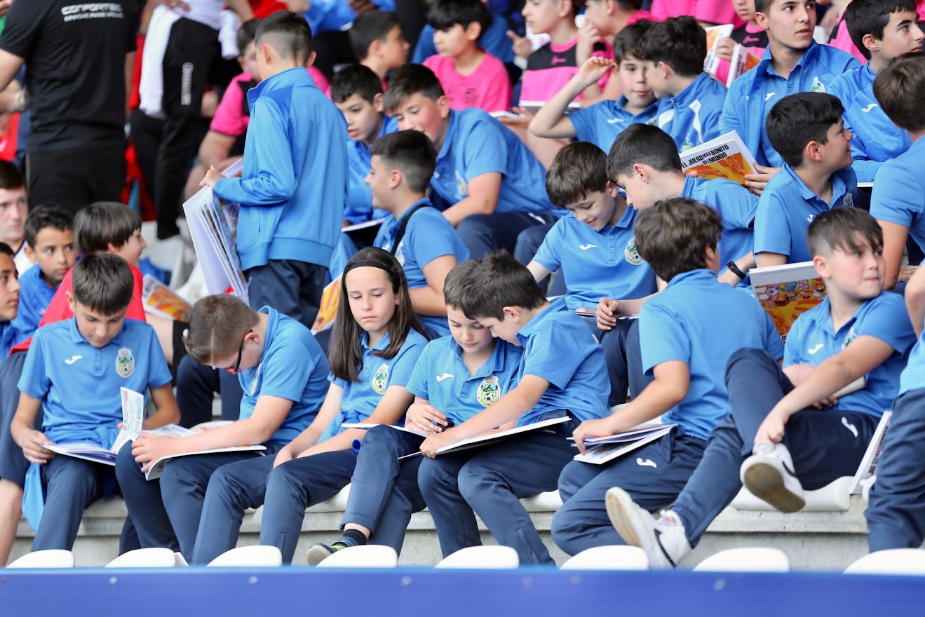 La subdelegación de fútbol del Bierzo congrega a cerca de 700 niños en el estadio de El Toralín 4