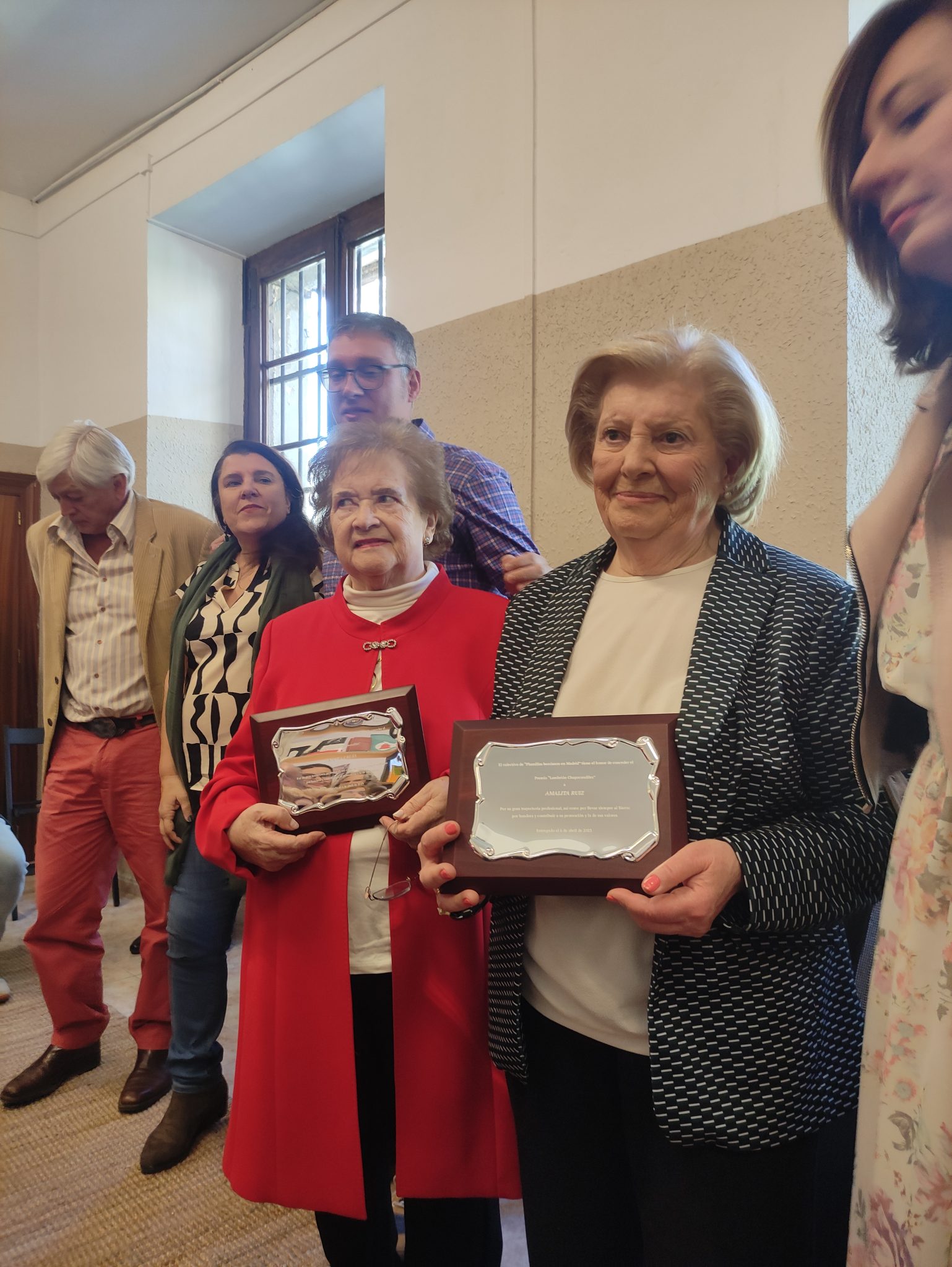 Amalita Ruiz y Yolanda Ordás reciben el premio Lambrión Chupacandiles de los Plumillas Bercianos de Madrid 1