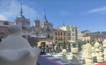 Vuelve el ajedrez más grande del mundo a Ponferrada en la competición Pequeños Gigantes 8