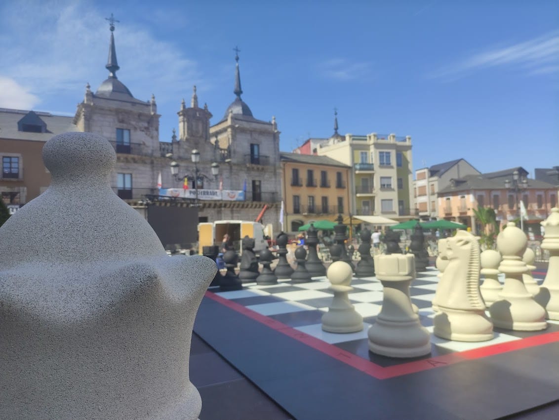 Vuelve el ajedrez más grande del mundo a Ponferrada en la competición Pequeños Gigantes 1
