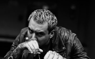El artista Johnny Garso llega el jueves a Ponferrada con su primer disco en español, “Espada y Rosa hasta que muera” 9