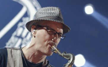 El saxofonista Javier Alzola celebra “25 Motivos para recordar” con Alzheimer Bierzo 7