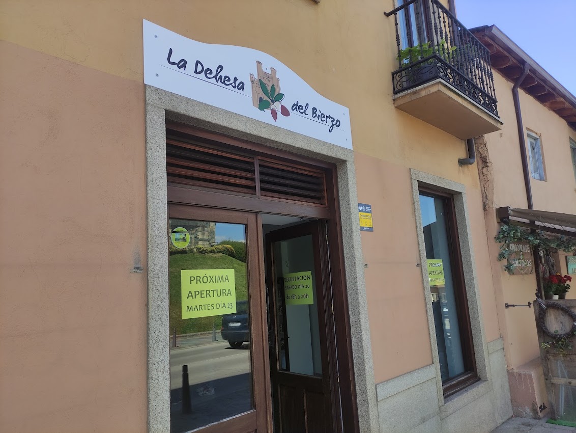 Nace La Dehesa del Bierzo, un comercio que fusiona productos del Bierzo y Extremadura además de recuerdos para los turistas 1