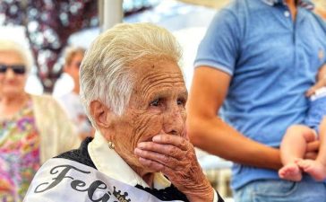 La centenaria Eugenia Álvarez, recibe el cariño de sus vecinos de Sorbeda en Páramo del Sil 7