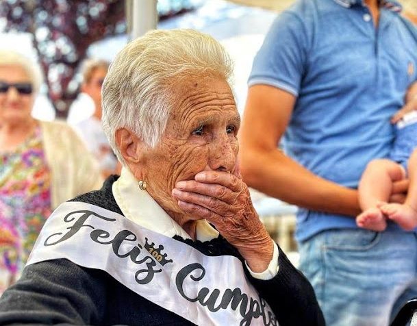 La centenaria Eugenia Álvarez, recibe el cariño de sus vecinos de Sorbeda en Páramo del Sil 1