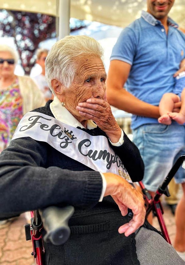 La centenaria Eugenia Álvarez, recibe el cariño de sus vecinos de Sorbeda en Páramo del Sil 3