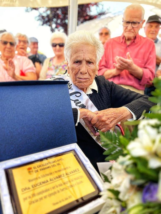 La centenaria Eugenia Álvarez, recibe el cariño de sus vecinos de Sorbeda en Páramo del Sil 5